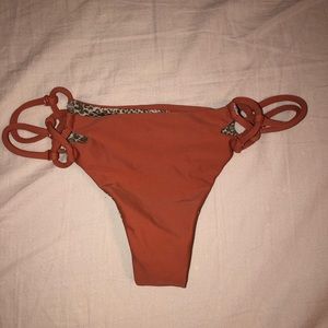 💍 Acacia Molokini Bottom in Li Hing Mui